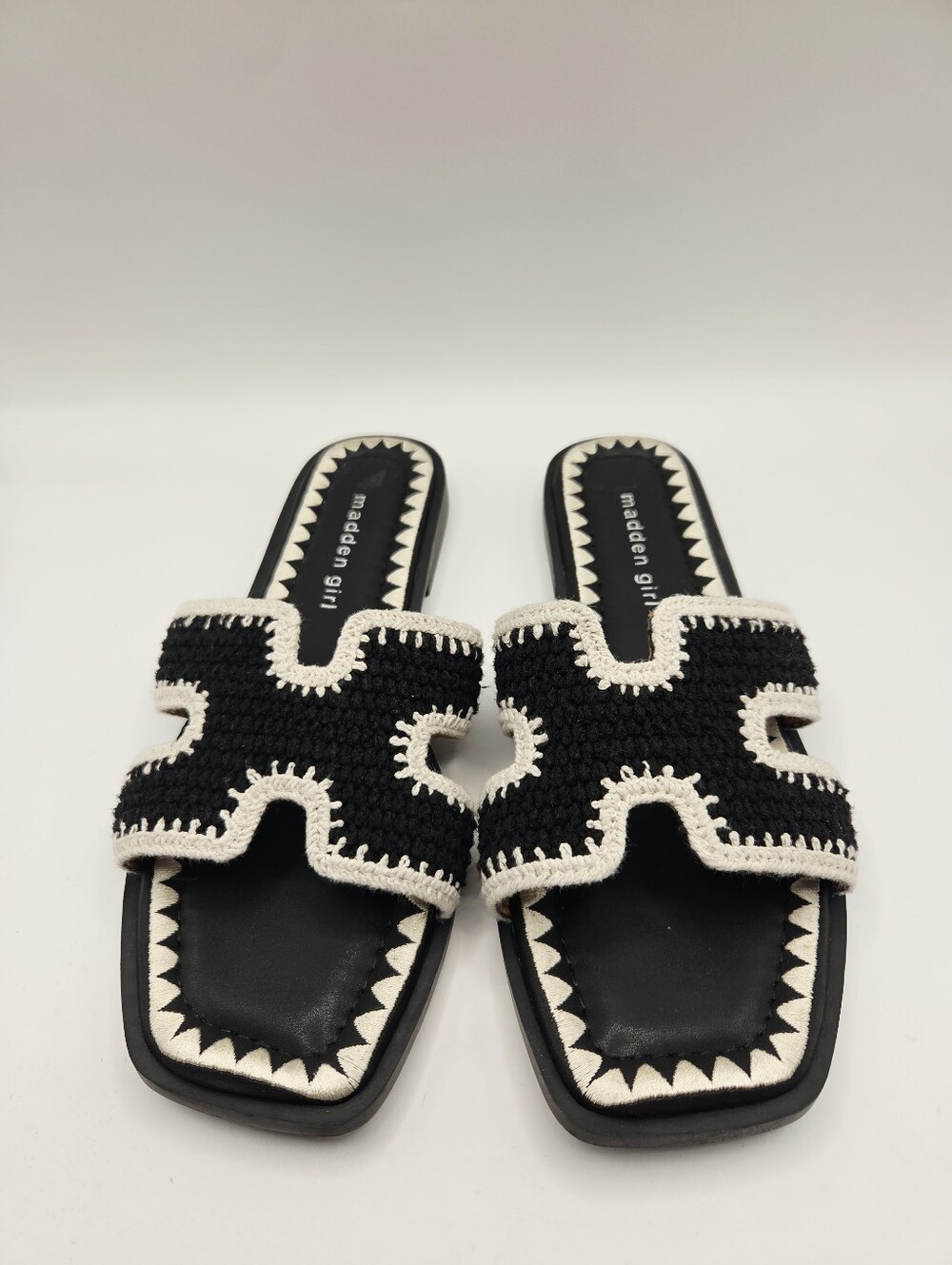Steve Madden Womens Flat Sandals Black Ans White Slip Ons Size 7.5